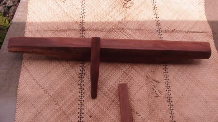 kua kuku Tapa beating anvil