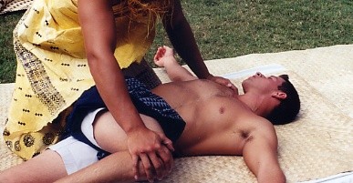 lomi lomi massage stretching